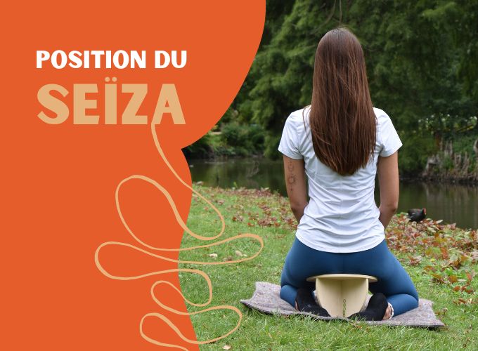 L’image montre une personne assise de dos en position du Seïza sur un banc de méditation Noobeo. La personne porte un t-shirt blanc et un pantalon de yoga bleu. Elle est placée sur un tapis, dans un cadre verdoyant avec un étang en arrière-plan. Sur le côté gauche de l'image, le texte "Position du Seïza" apparaît sur un fond terracotta avec une décoration graphique stylisée qui évoque des ondes de zenitude.