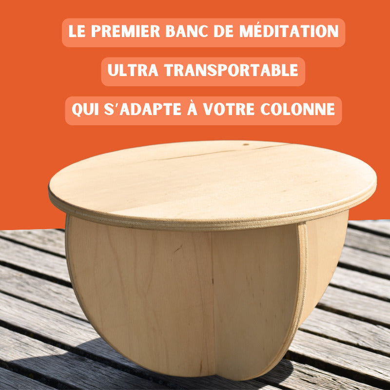 Cette image montre un banc de méditation posé circulairement sur une surface en bois à l'extérieur. Le banc de méditation est bien mis en valeur avec un arrière-plan flouté qui accentue son design simple et épuré. En haut de l'image, sur un fond terracotta, le texte affiche : "Le premier banc de méditation ultra transportable qui s'adapte à votre colonne".